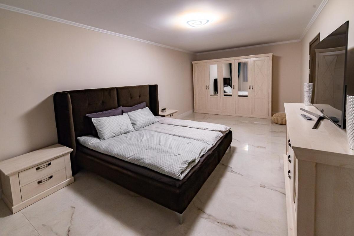 Moky Rezident 2 Apartment Arad Luaran gambar